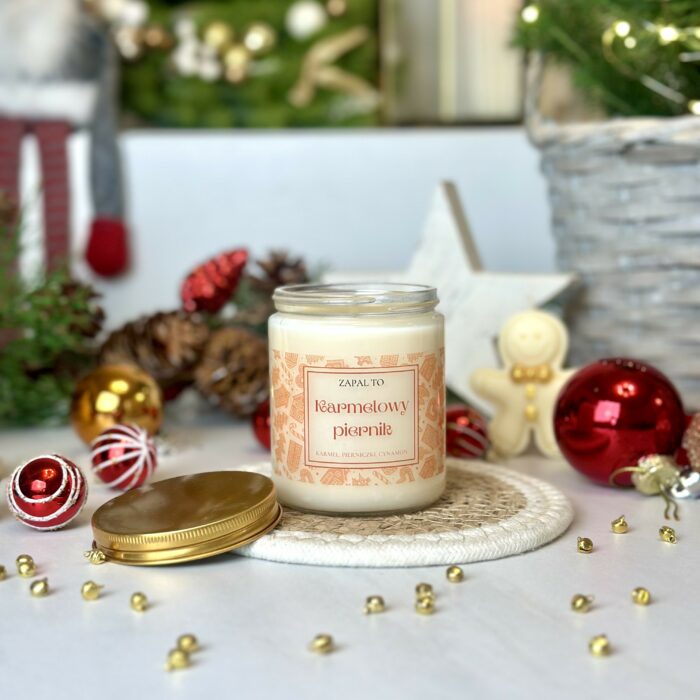 świeca sojowa, świeca zapachowa, świeca świąteczna, karmelowy piernik, zapach pierniczków, karmel i cynamon, świąteczne aromaty, naturalny wosk sojowy, świeca korzenna, świeca słodka, świeca na prezent, świąteczna edycja limitowana, zapach karmelowy, pierniczki, cynamon, wanilia, świeca zimowa
